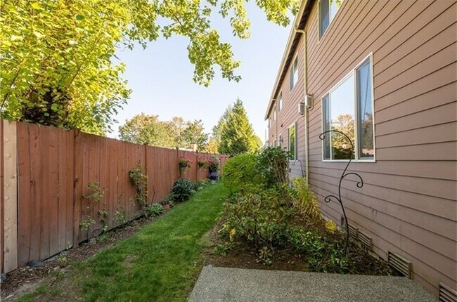 Building Photo - 3 bedroom Townhome in Renton Highlands