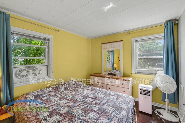 Building Photo - 2052 Collingwood Ave SW