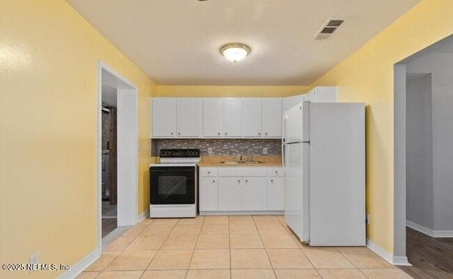 Building Photo - 10588 Airport Terrace Dr