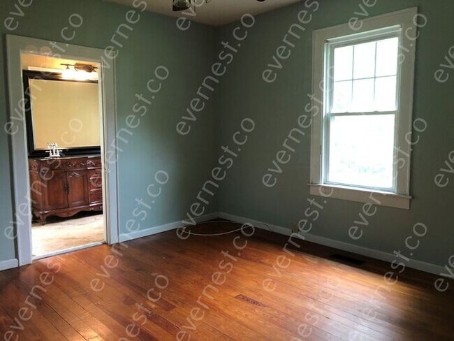 Building Photo - 604 Lytle St