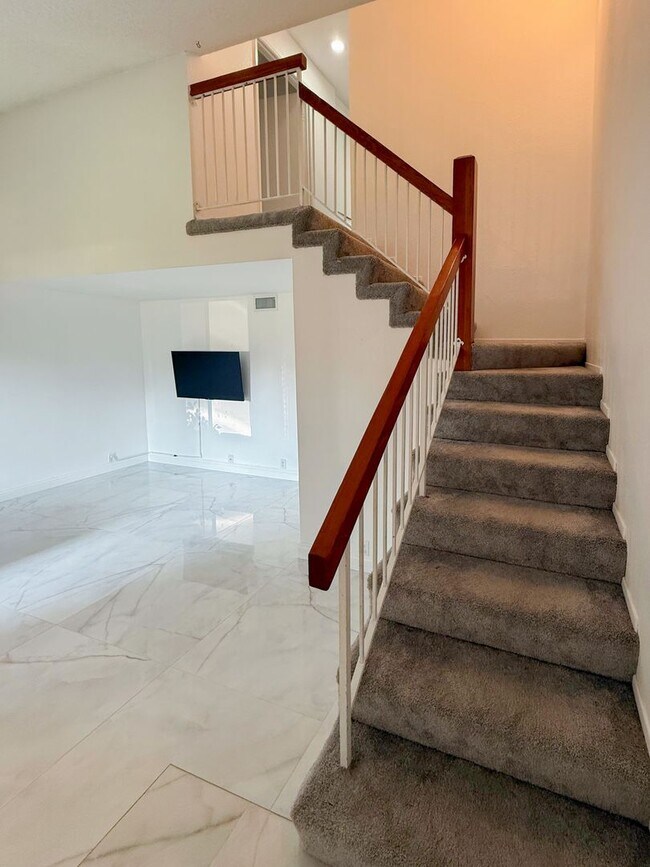 Building Photo - Renovated 3 Bedroom, 2 Bath Townhome with ...
