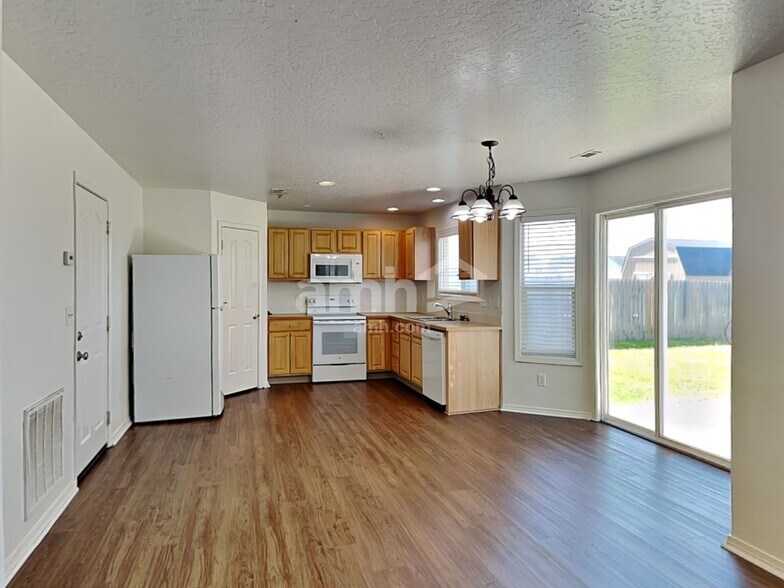 Building Photo - 1285 N Meadowhills Ave