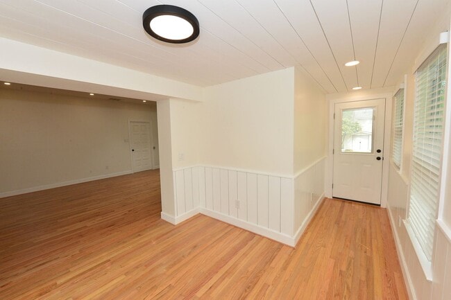 Building Photo - 817 Englewood Dr