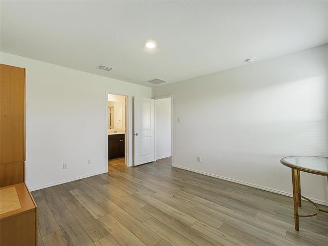 Building Photo - 1701 River Xing Dr