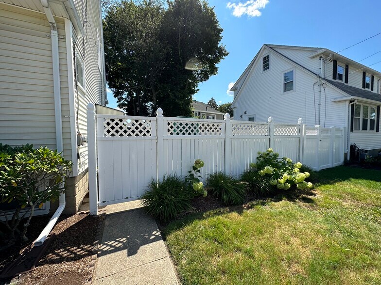 Building Photo - 235 Ashcroft Rd