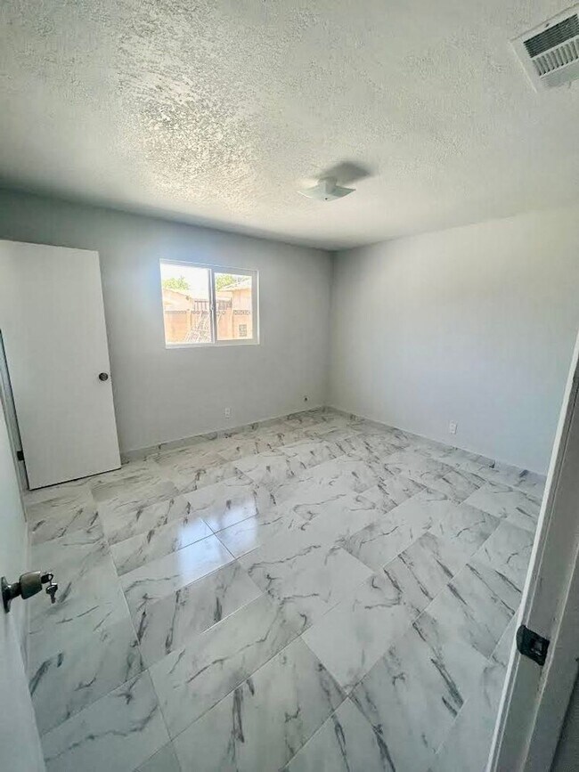 Building Photo - Explore this attractive property in Delano, ready for immediate occupancy - Renovated!!!