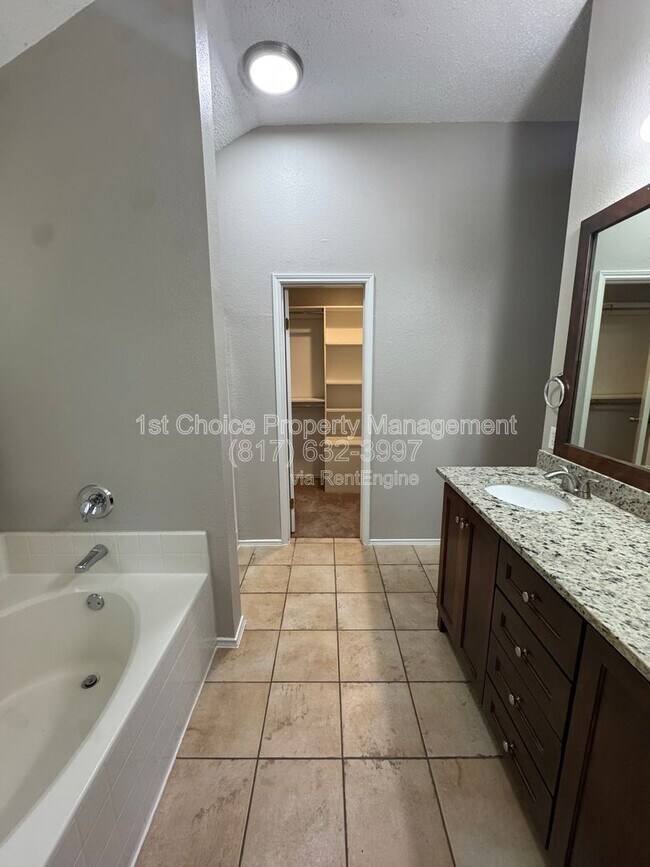 Building Photo - 304 E Clover Park Dr