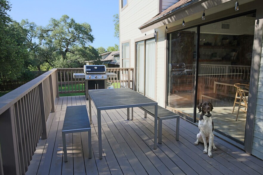 Building Photo - 708 Cowal Dr S