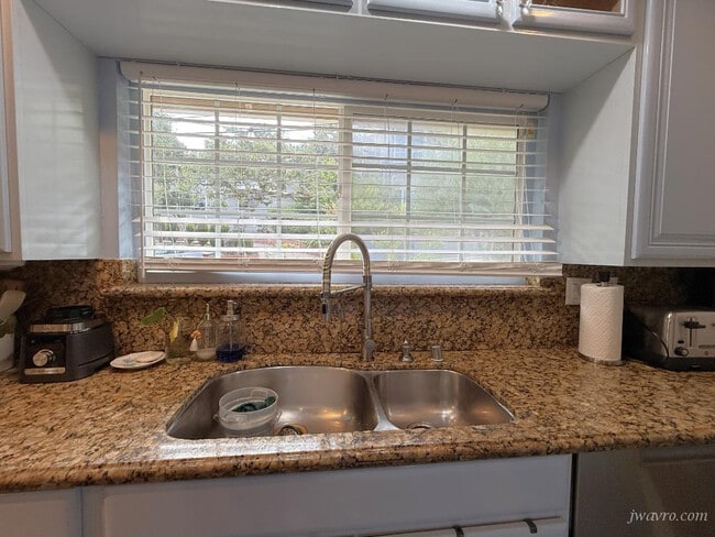 Building Photo - 150 Tiptoe Ln