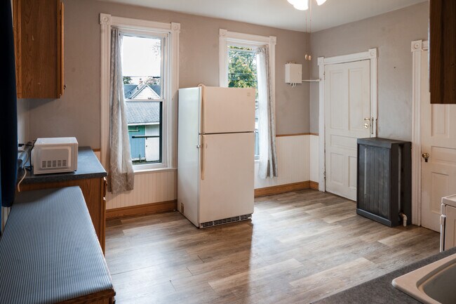 Building Photo - 556 Rose Ave E