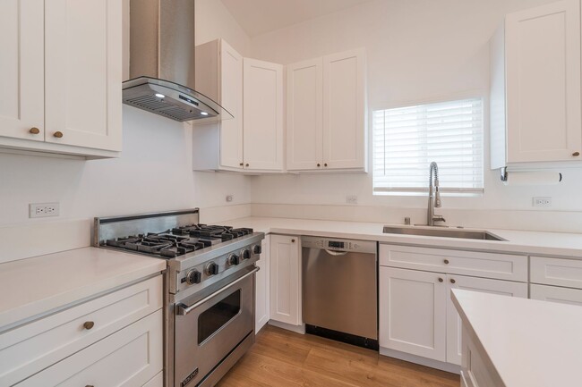 Building Photo - Warm & Inviting Hawthorne Home!