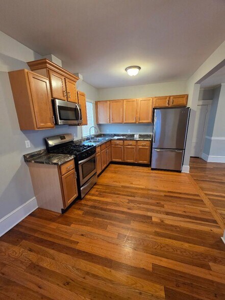 Building Photo - 1066 Bedford St