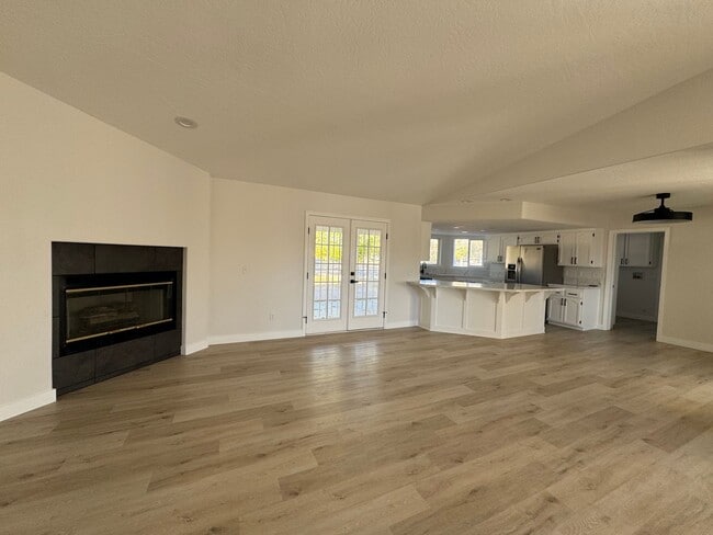 Building Photo - Newly remodeled home on The Mesa in Hesperia!