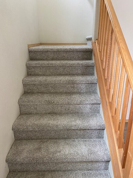 Building Photo - 250 40th Ct