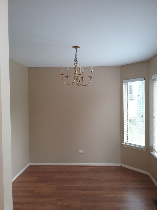 Building Photo - Large 3 Bedroom End Unit Located in the Ke...