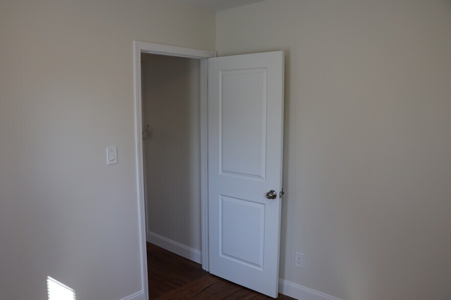 Bed 1 - 2742 Wolcott St