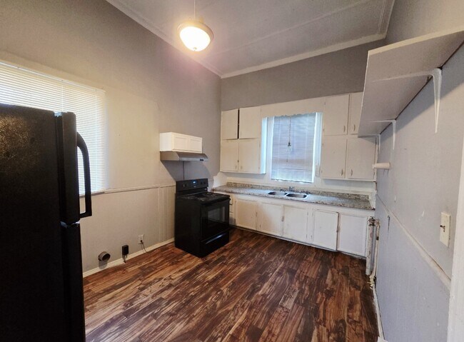 Building Photo - 930 Summit Ave