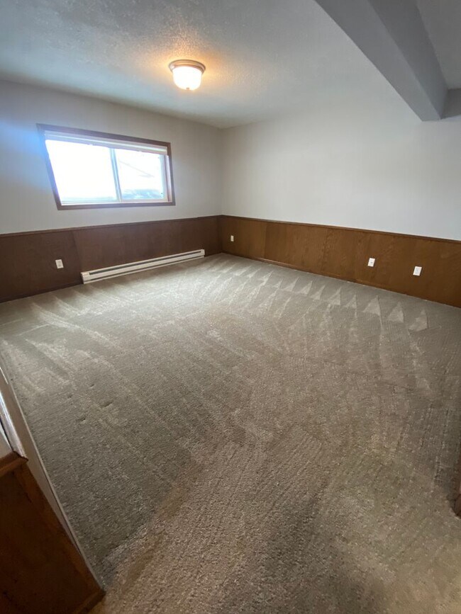 Building Photo - GREAT LOCATION - Spacious 4 bedroom/2 bath - PETS WELCOME