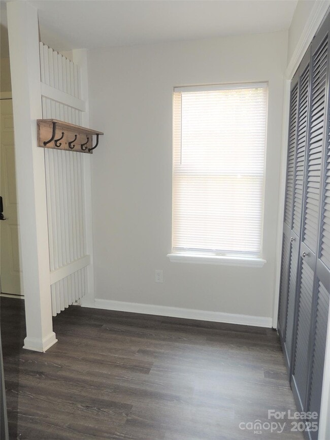 Building Photo - 9252 Kings Canyon Dr