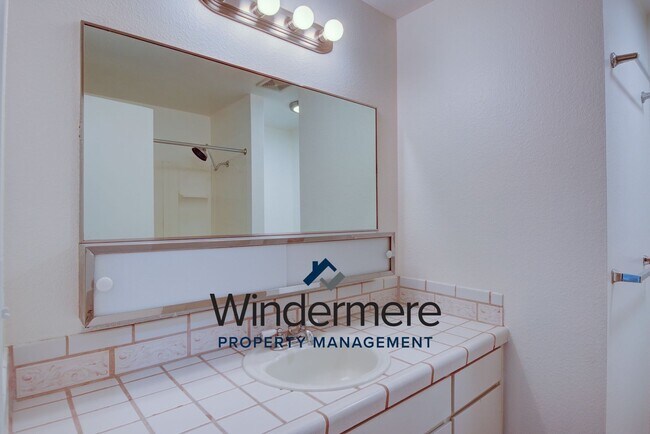 Building Photo - 4 bedroom 3 bathroom pet friendly home