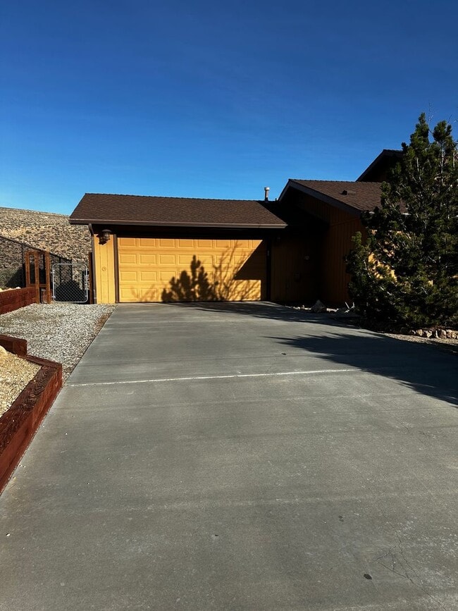 Building Photo - Views from Paradise!