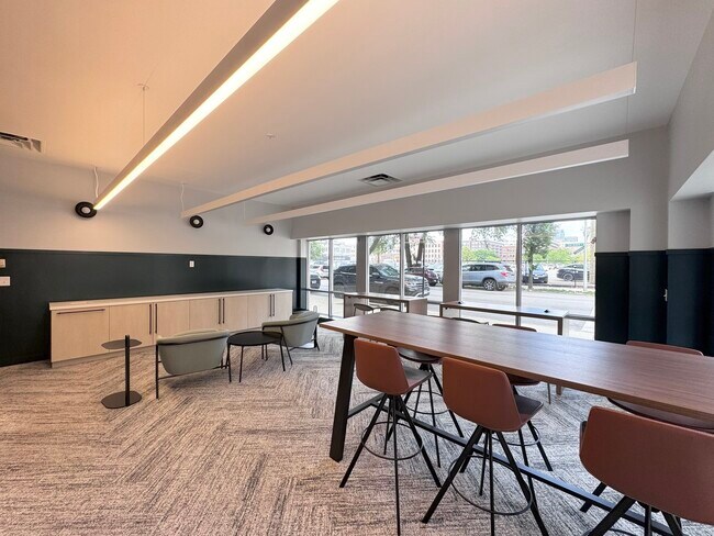 Building Photo - 933 W Van Buren St