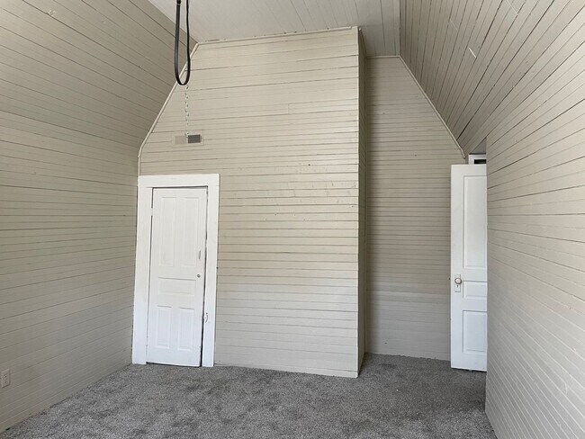 Building Photo - 4 BED 2 BATH TWO STORY HOME IN TROY!