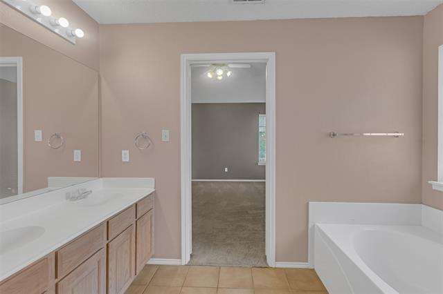 Building Photo - 3807 Woodside Dr