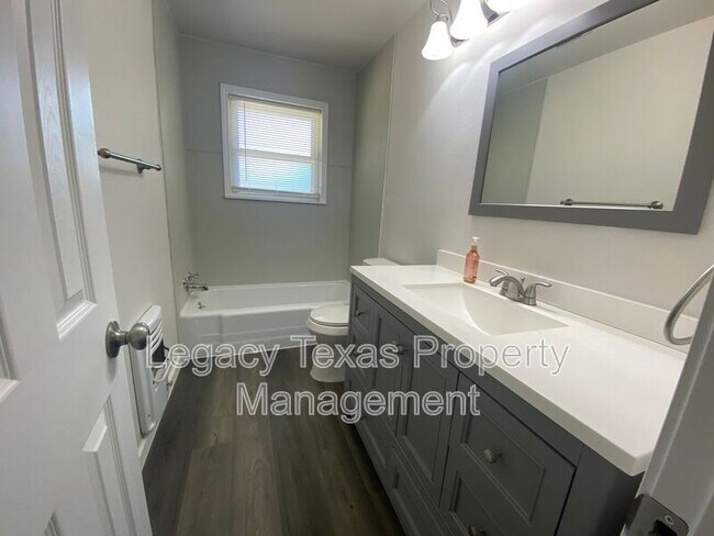 Building Photo - 211 S Nolan River Rd