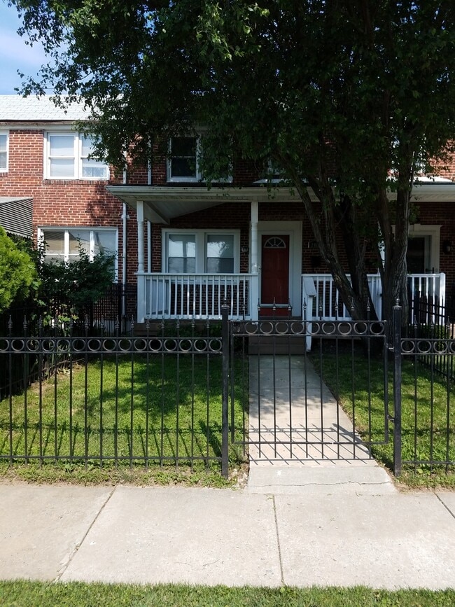 Primary Photo - Charming 3 Bedroom/1 Bathroom Townhome in ...