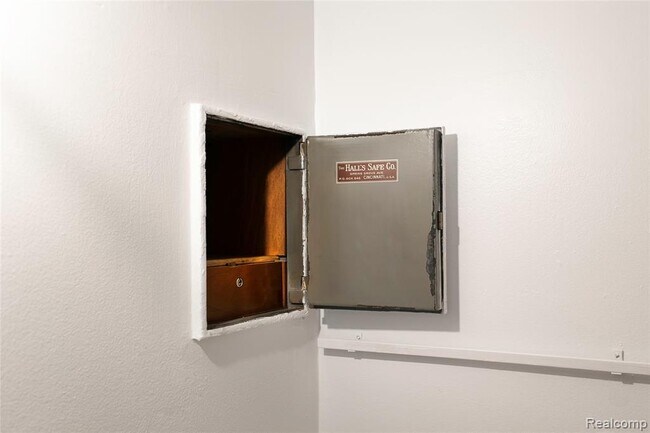 Building Photo - 15 E Kirby St