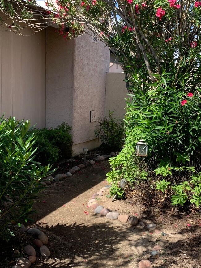 Building Photo - 3 bedroom 2 bath