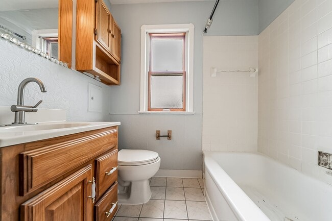 Building Photo - Beautiful 3 beds, 1.5 bathroom home with b...