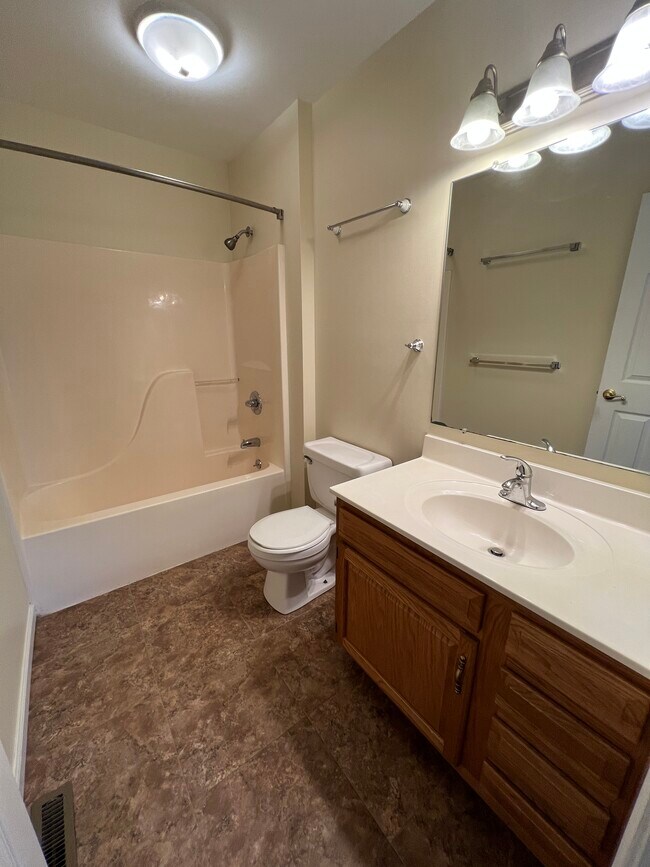 Building Photo - 4 N Locust St