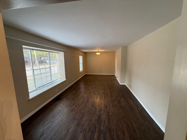 Building Photo - SPACIOUS HOME FOR RENT IN SUNGATE!