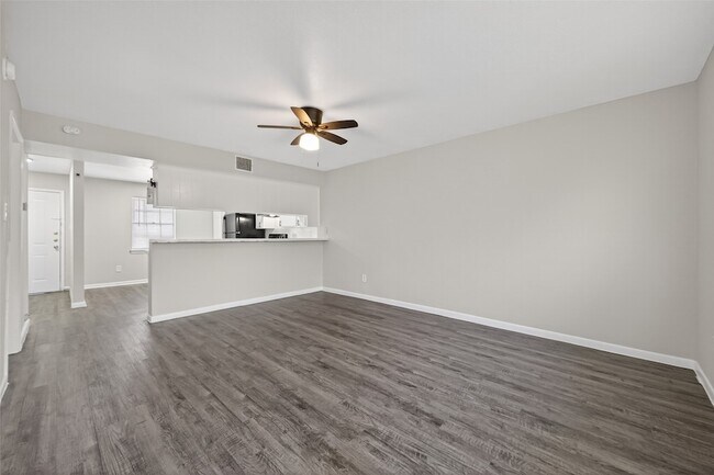 Building Photo - 427 Hollyvale Dr