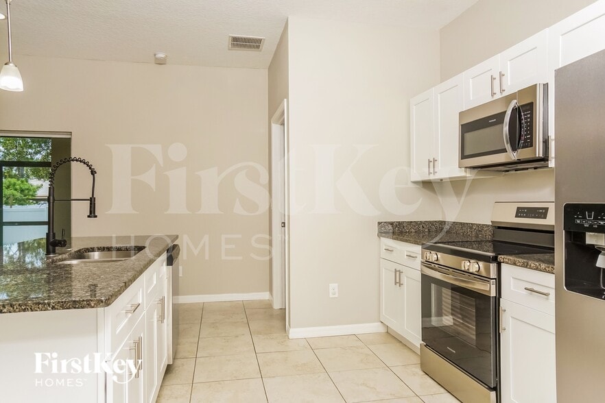 Building Photo - 2443 Dalhart Ave
