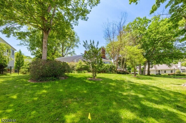 Building Photo - 24 Thackeray Dr