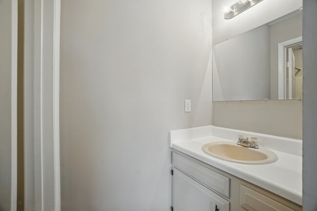 Building Photo - 909 Westwind Pl