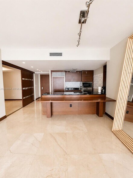 Building Photo - 465 Brickell Ave