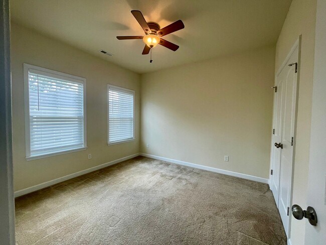 Building Photo - Stunning VB Townhome Style Condo