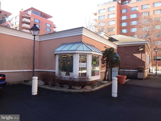 Building Photo - 1021 Arlington Blvd