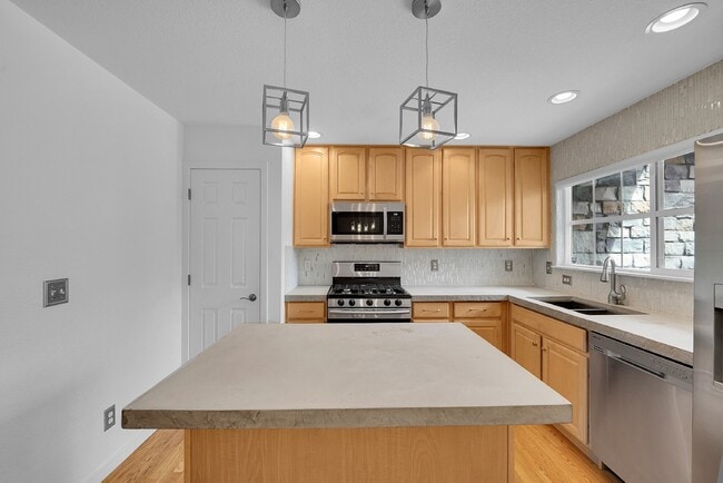 Building Photo - $2,800.00- 3-bed, 3.5 bath Townhome with Finished Basement and Fireplace in Broomfield!