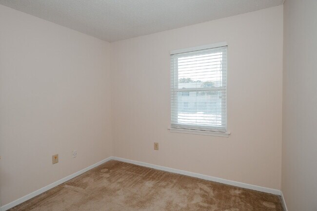 Building Photo - Beautiful 3-Bedroom Townhome in Convenient West Ashley Location!