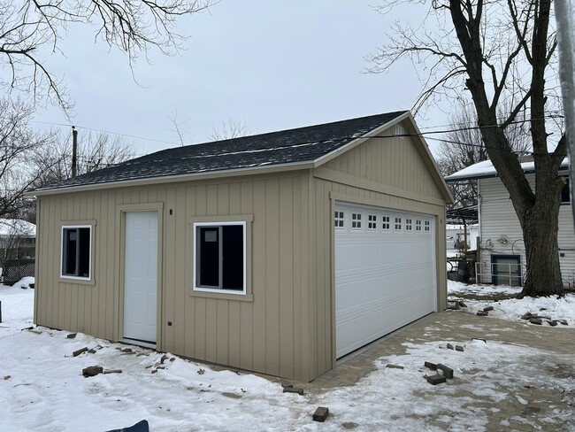 Building Photo - 921 Stratford Ln