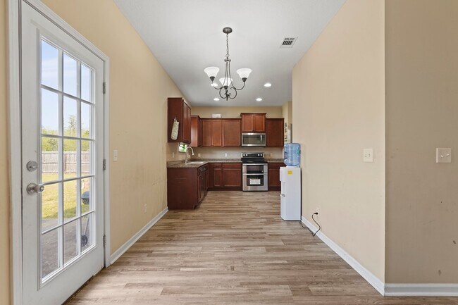 Building Photo - 966 Mustang Ln NE