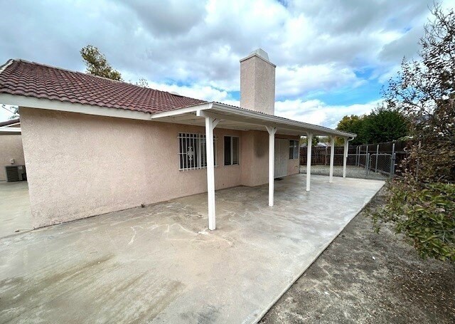 Building Photo - 233 Maple Ct