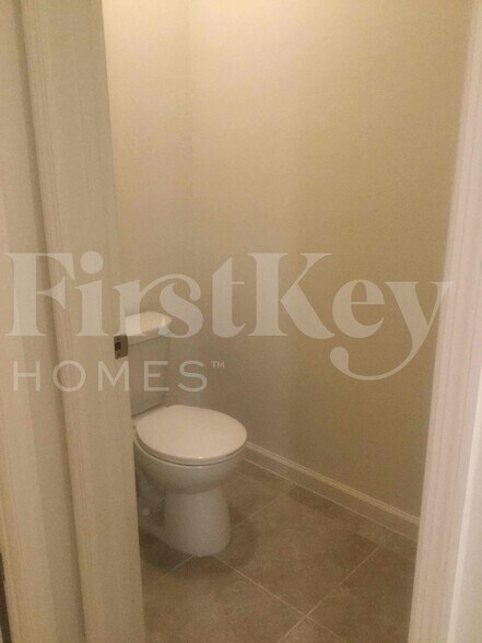 Building Photo - 407 SW Lakehurst Dr