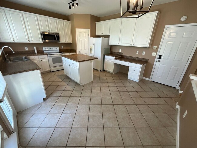 Building Photo - Half Off First Month's rent if you move in by July 31st, Spacious & Elegant 4 BR / 2.5 BA High Po...