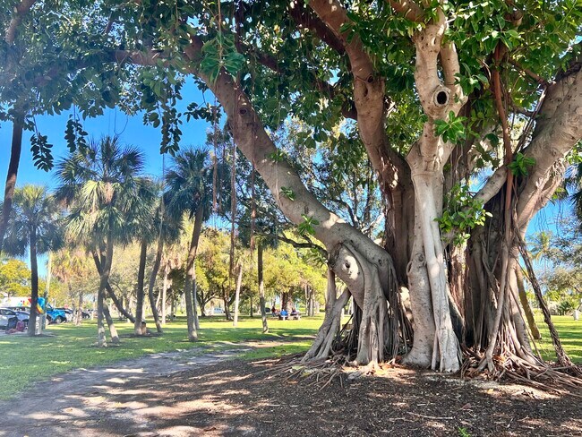 Building Photo - 101 S Golfview Rd